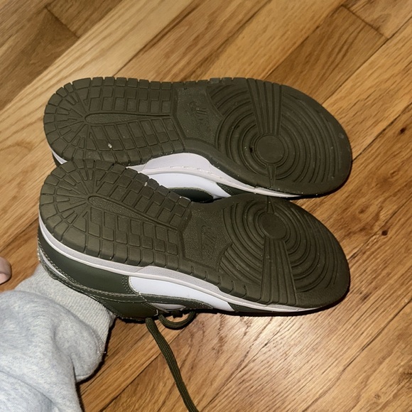 Woman’s Dunk Low ‘Medium Olive’ - Picture 3 of 5